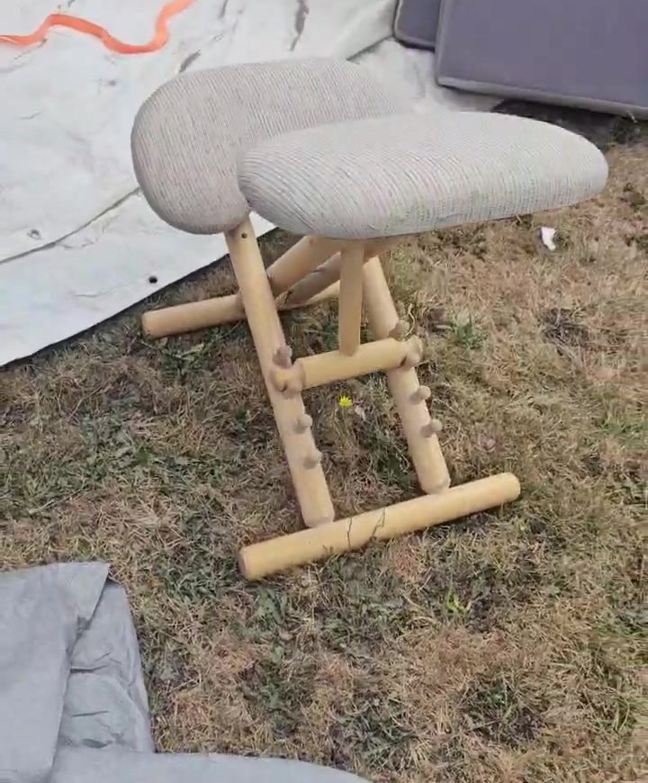 Kneeling massage chair